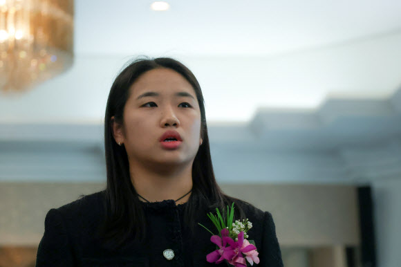 애국가 제창하는 안세영