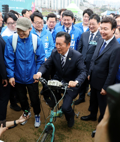 더불어민주당 정청래 대표가 18일 울산시 남구 태화강 둔치에서 열린 ‘울산 자전거 대축전’을 찾아 자전거 페달을 굴려 팝콘을 튀기는 체험을 하고 있다. 2026.4.18  연합뉴스