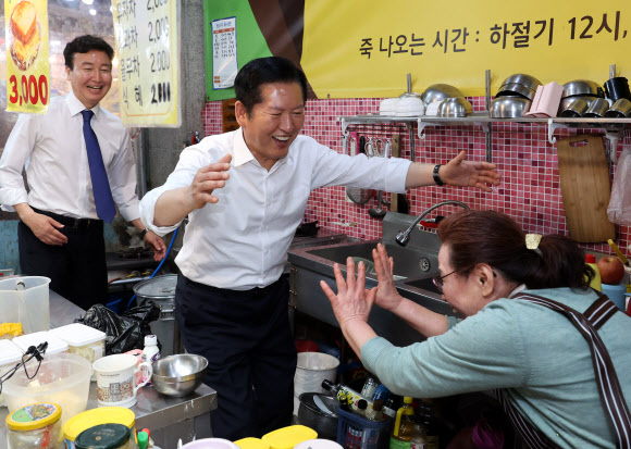 더불어민주당 정청래 대표가 18일 울산시 남구 신정시장을 찾아 상인과 인사하고 있다. 2026.4.18  연합뉴스