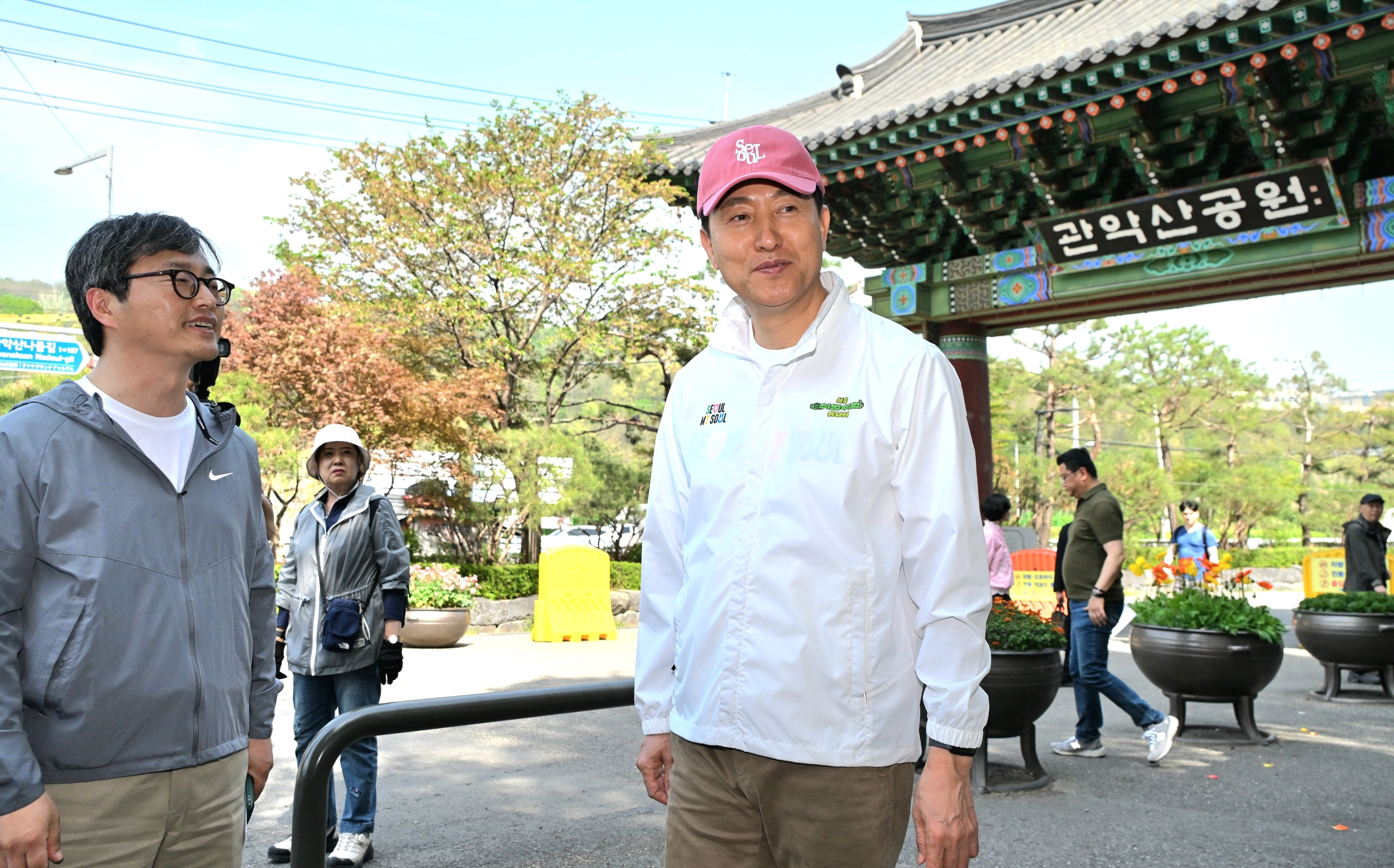 오세훈 서울시장, 관악산공원 방문  오세훈(오른쪽) 서울시장이 19일 관악산공원 일대를 방문해 점검하고 있다. 
서울시 제공