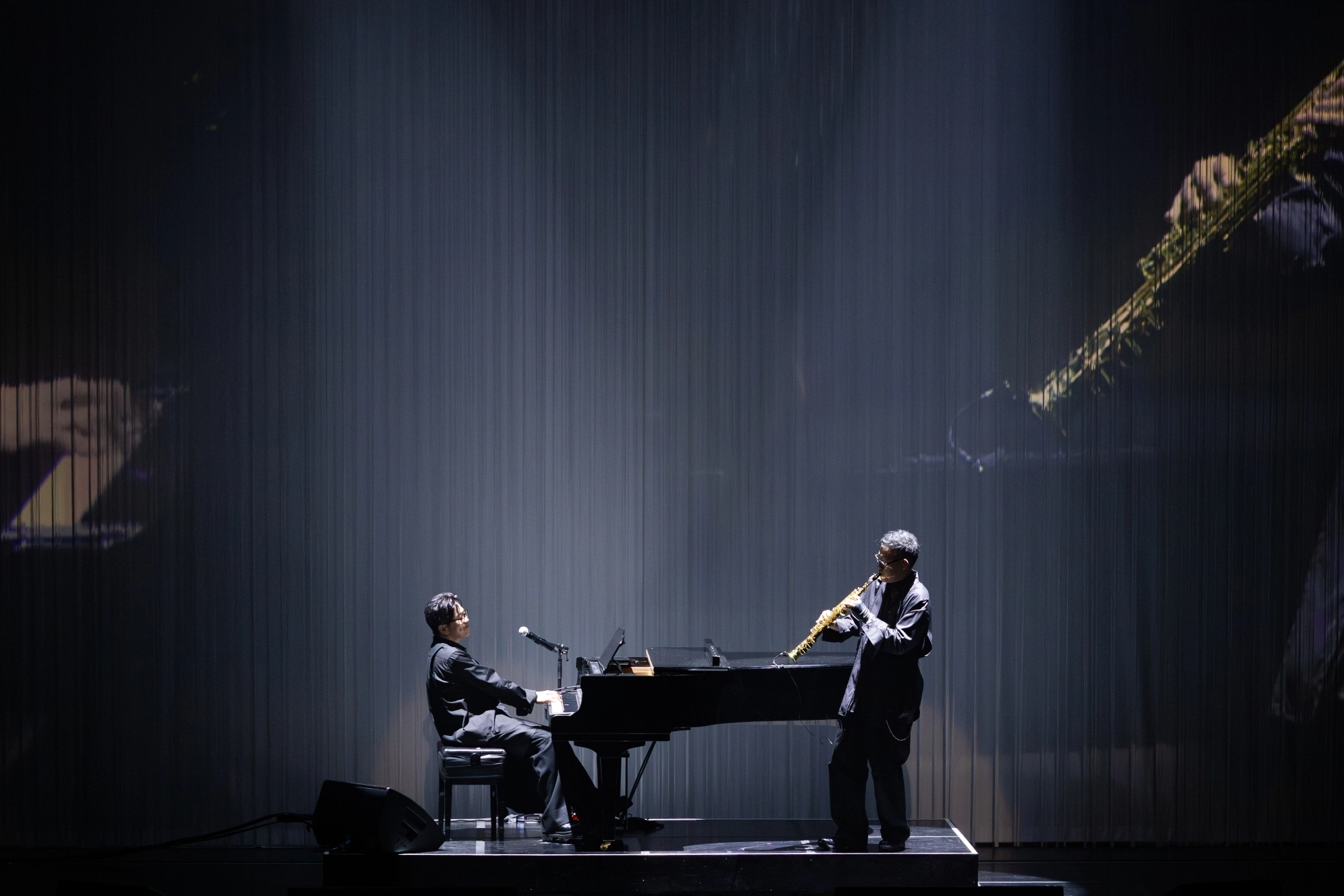 ‘패닉’이라는 이름으로 20년 만에 서울 강서구 LG아트센터 서울에서 콘서트를 연 이적(왼쪽)과 김진표가 그들의 이름을 세상에 알린 곡 ‘달팽이’를 각각 피아노와 색소폰을 연주하며 선보이고 있다. 
뮤직팜 제공