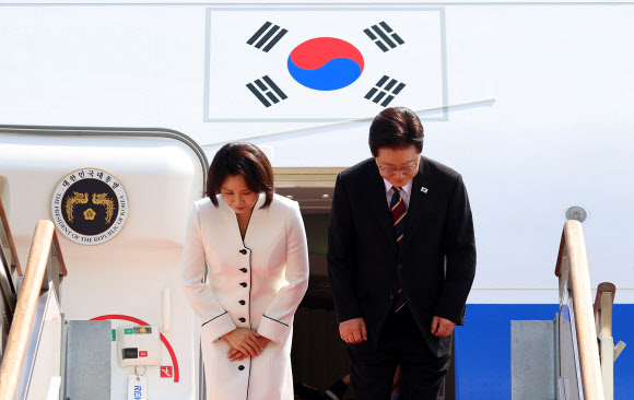 인도·베트남을 국빈 방문하는 이재명 대통령과 김혜경 여사가 19일 성남 서울공항 공군 1호기에서 환송객에게 인사하고 있다. 2026.4.19  연합뉴스