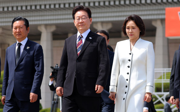 인도·베트남을 국빈 방문하는 이재명 대통령과 김혜경 여사가 19일 성남 서울공항에서 공군 1호기로 이동하고 있다. 2026.4.19  연합뉴스