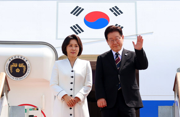 인도·베트남을 국빈 방문하는 이재명 대통령과 김혜경 여사가 19일 성남 서울공항 공군 1호기에서 환송객에게 인사하고 있다. 2026.4.19  연합뉴스