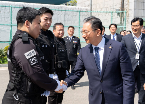 법무부는 지난 15일 경기 안양시 동안구 안양교도소에서 제2차 교정시설 현장 진단을 실시했다. 이번 현장 진단은 안양교도소의 노후 시설과 열악한 수용 환경을 점검하고 과밀수용 해소 및 시설 개선 방안을 모색하기 위해 법무부 장관과 법조기자단이 직접 수용생활을 수행하는 프로그램으로 진행됐다.  정성호 법무부 장관이 지난 15일 안양교도소에서 교정직원들과 인사를 하고 있다. 2026.4.19  법무부 제공