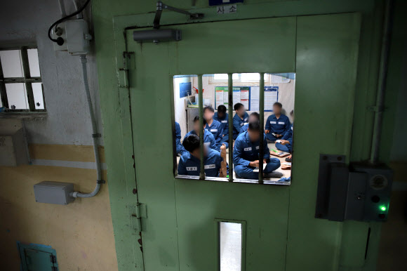 법무부는 지난 15일 경기 안양시 동안구 안양교도소에서 제2차 교정시설 현장 진단을 실시했다. 이번 현장 진단은 안양교도소의 노후 시설과 열악한 수용 환경을 점검하고 과밀수용 해소 및 시설 개선 방안을 모색하기 위해 법무부 장관과 법조기자단이 직접 수용생활을 수행하는 프로그램으로 진행됐다. 사진은 이날 실시된 교정시설 현장 진단에서 수용복을 착용한 법조기자단이 수용자의 하루 일과를 직접 체험하는 모습. 2026.4.19  법무부 제공
