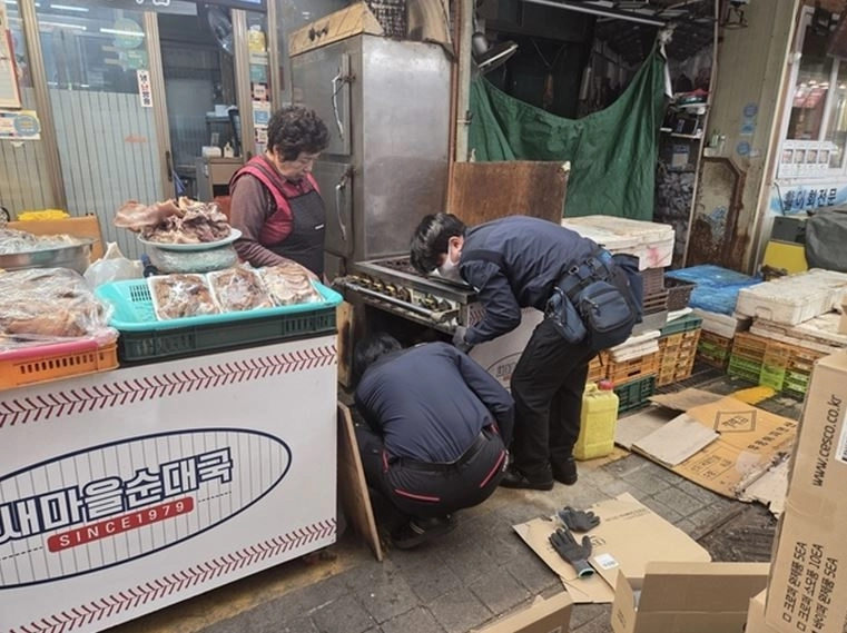 방역작업 중인 송파새마을시장(송파구청)