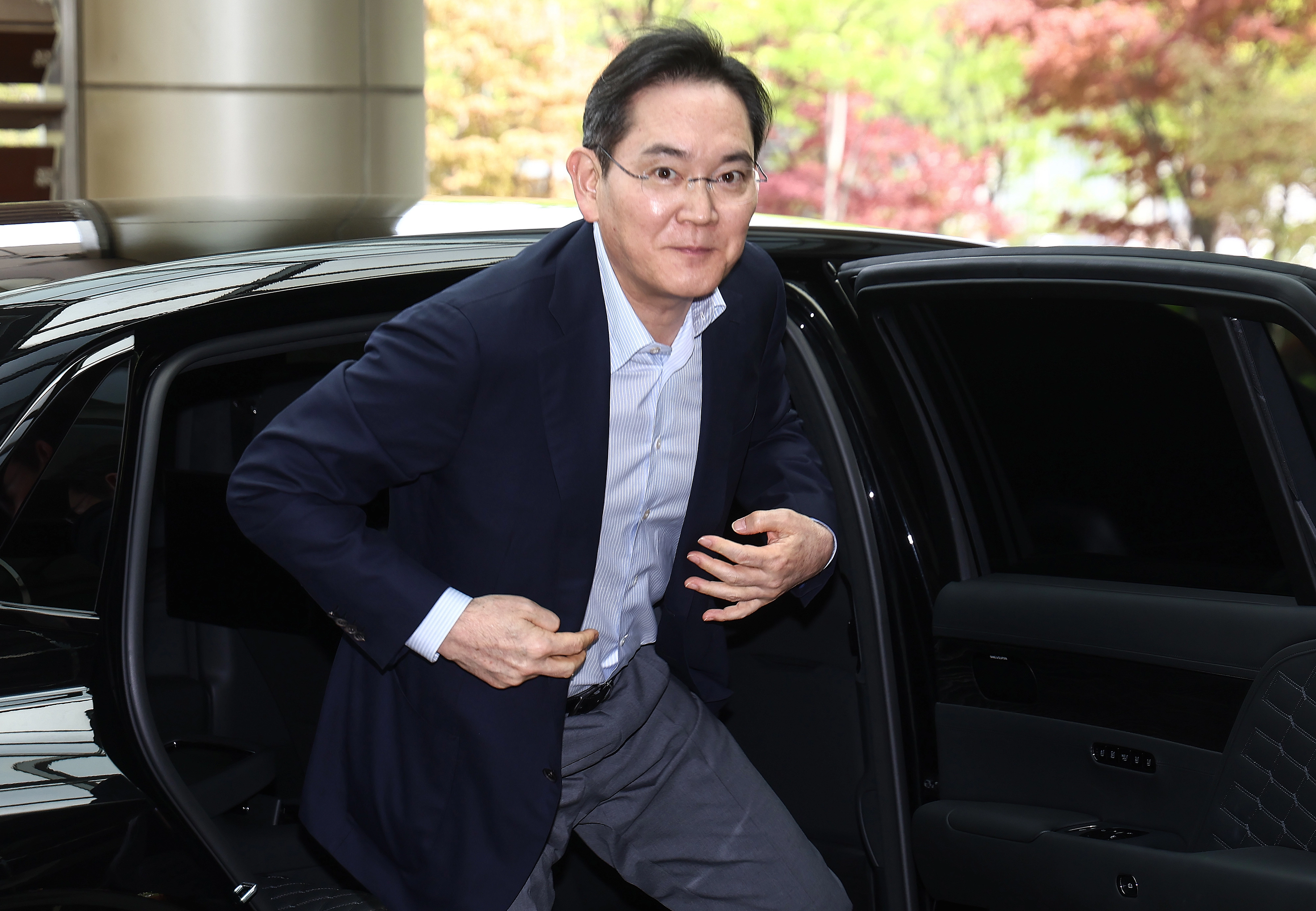 이재용 삼성전자 회장이 19일 오후 서울 강서구 김포비즈니스항공센터에서 이재명 대통령의 인도·베트남 순방 경제사절단 동행을 위해 출국하고 있다. 2026.4.19. 뉴스1