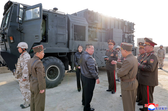 북한이 단거리 지대지 탄도미사일 집속탄두 위력을 평가하는 시험발사에 성공했다고 밝혔다. 조선중앙통신은 20일 “미사일총국은 19일 개량된 지상 대 지상 전술탄도미사일 ‘화성포-11라’형 전투부(탄두) 위력 평가를 위한 시험발사를 진행하였다”고 보도했다.2026.4.20 평양 조선중앙통신=연합뉴스