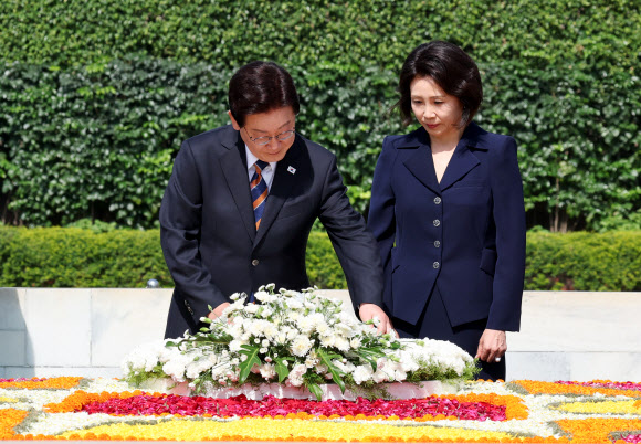 이재명 대통령과 김혜경 여사가 20일(현지시각) 인도 뉴델리 간디 추모공원에서 헌화하고 있다. 2026.4.20 연합뉴스