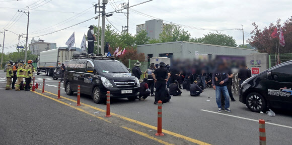 20일 오전 10시 32분께 경남 진주시 정촌면 예하리 한 집회 현장에서 2.5t 화물차가 집회 참가자와 추돌하는 사고가 발생했다. 사진은 집회 현장. 경찰과 소방에 따르면 이 사고로 50대 조합원 1명이 숨지고 1명이 중상, 1명이 경상을 입은 것으로 확인됐다. 2026.4.20  연합뉴스