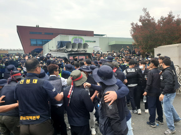 20일 오후 경남 진주시 정촌면 BGF로지스 진주센터에서 화물연대 관계자가 센터 입구로 진입하려는 과정에서 경찰과 대치하고 있다.      이날 센터 입구에서 집회 중 2.5t 화물차가 집회 참가자와 부딪치는 사고가 발생해 1명이 숨지고, 2명(중상·경상 각 1명)이 다쳤다. 2026.4.20  연합뉴스
