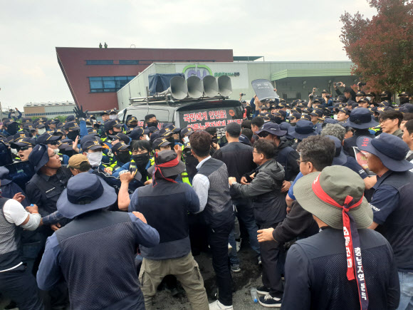 20일 오후 경남 진주시 정촌면 BGF로지스 진주센터에서 화물연대 관계자가 센터 입구로 진입하려는 과정에서 경찰과 대치하고 있다.      이날 센터 입구에서 집회 중 2.5t 화물차가 집회 참가자와 부딪치는 사고가 발생해 1명이 숨지고, 2명(중상·경상 각 1명)이 다쳤다. 2026.4.20  연합뉴스