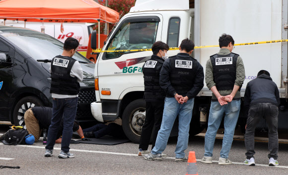 경찰이 20일 경남 진주시 정촌면 BGF로지스 진주센터에서 화물연대 관계자 1명이 숨지고, 2명이 다친 사고와 관련해 현장에서 사고 차를 조사하고 있다. 2026.4.20  연합뉴스