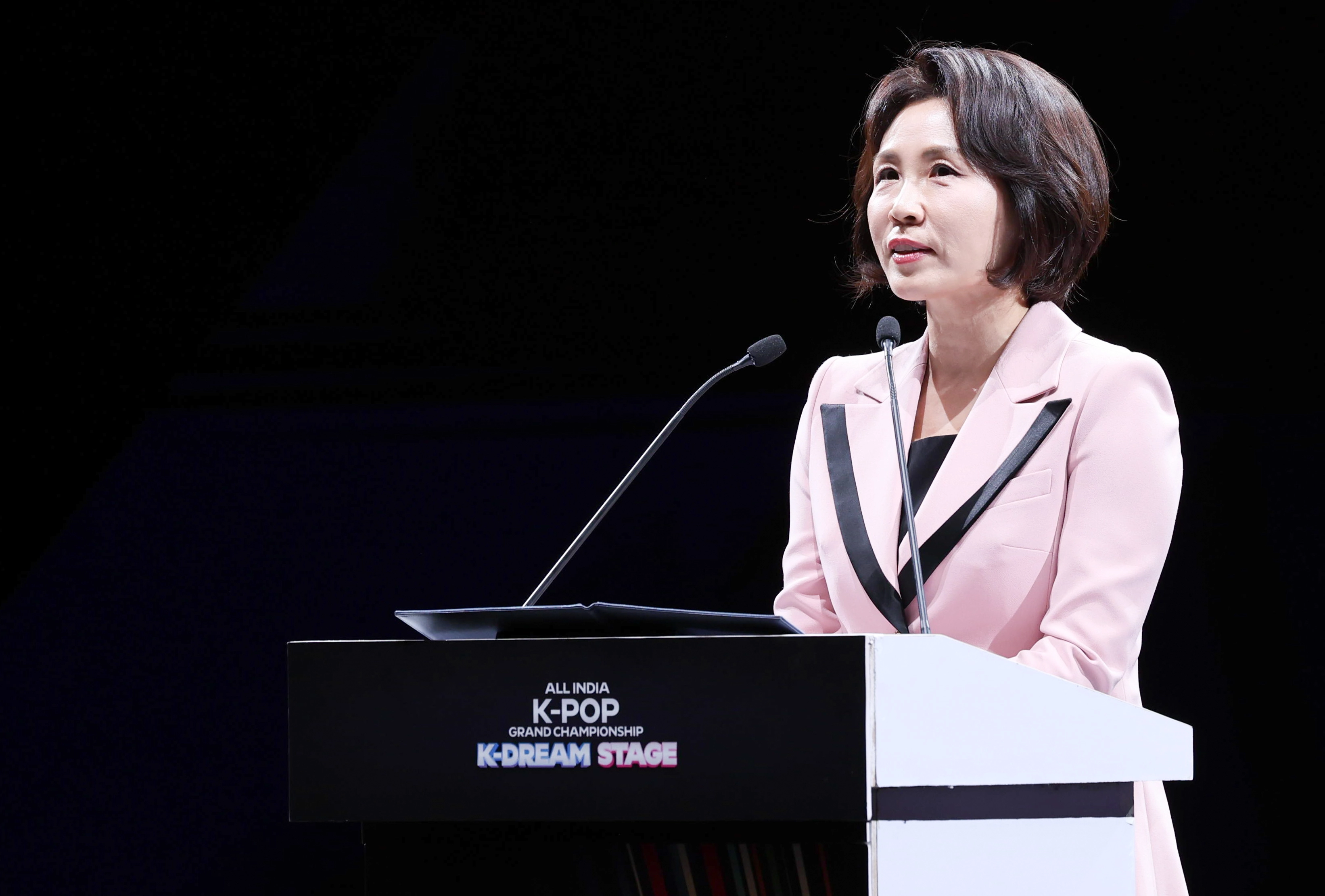 축사하는 김혜경 여사  김혜경 여사가 20일(현지시간) 인도 뉴델리 야쇼부미 컨벤션센터에서 열린 K-드림 스테이지에서 축사를 하고 있다. 
뉴델리 연합뉴스
