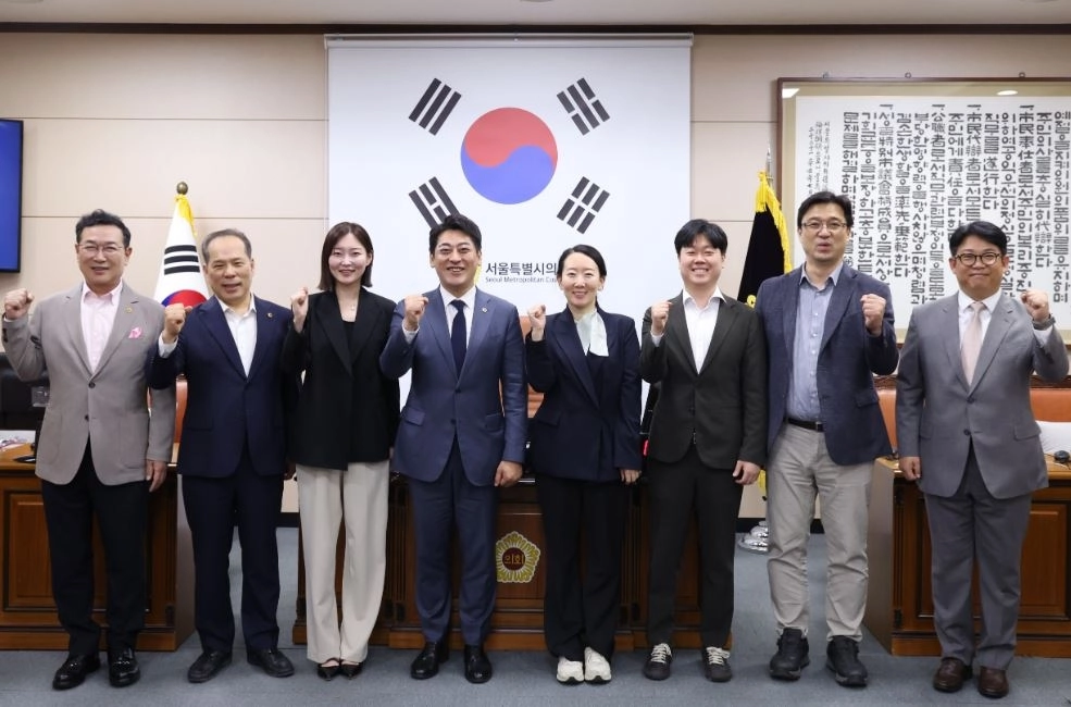 서울시의회 규제개혁 특별위원회 소속 위원들이 회의 후 기념촬영을 하고 있다.