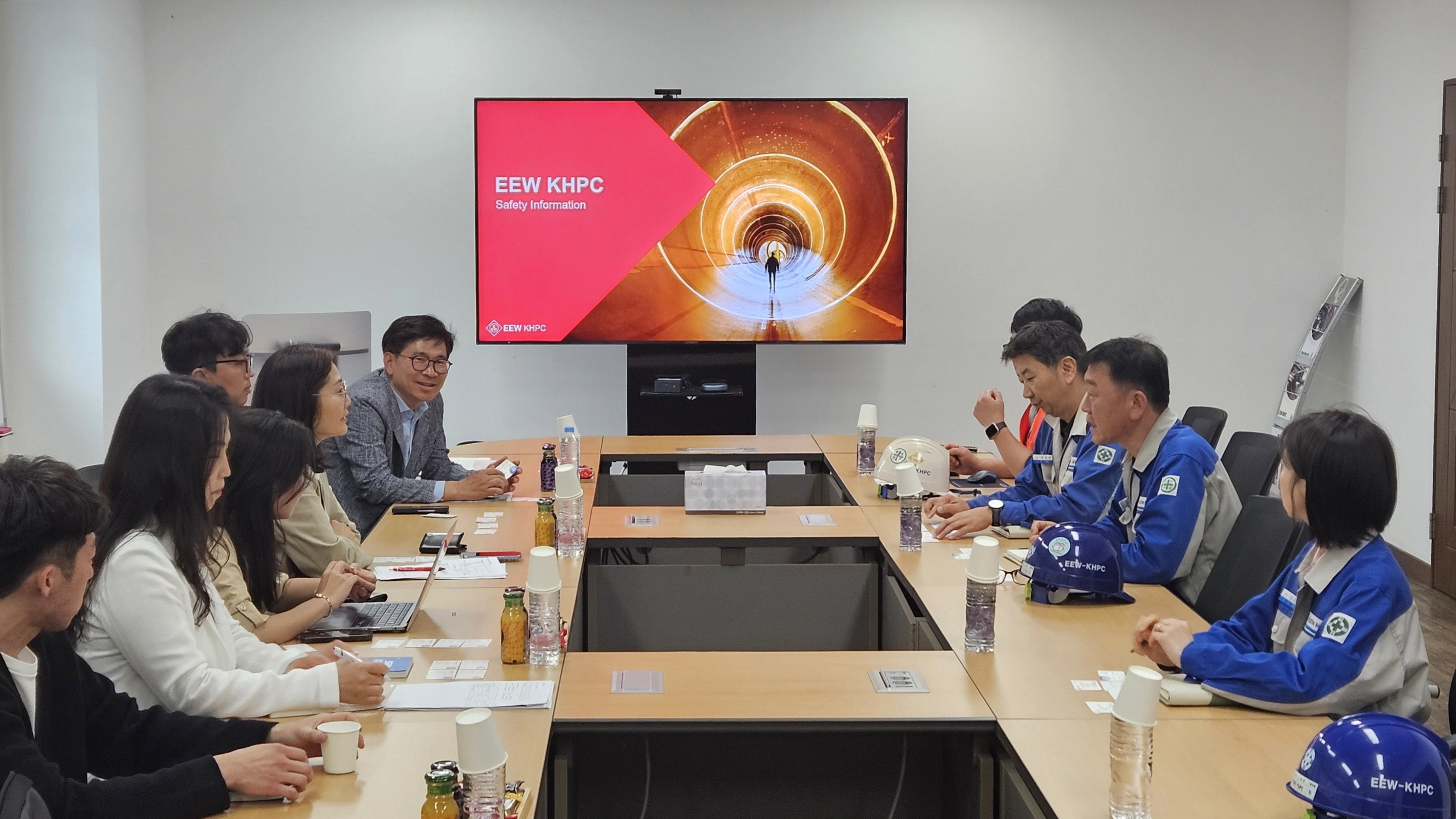 광양경자청과 코트라 종합행정지원센터 관계자들이 광양항 배후단지 내 외국인투자기업 킹톱스를 방문해 기업 애로사항을 청취하고 사내유보금 활용 재투자 인센티브를 안내했다.