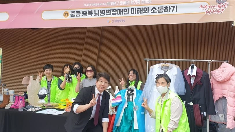 지난 16일 개최된 서대문구 장애인 한가족 한마당에 열린 부스 중 중증뇌병변장애인부모회 부스를 찾아 시립 자세유지기구센터 신설의 다짐을 하고 함께 사진을 찍은 문성호 의원