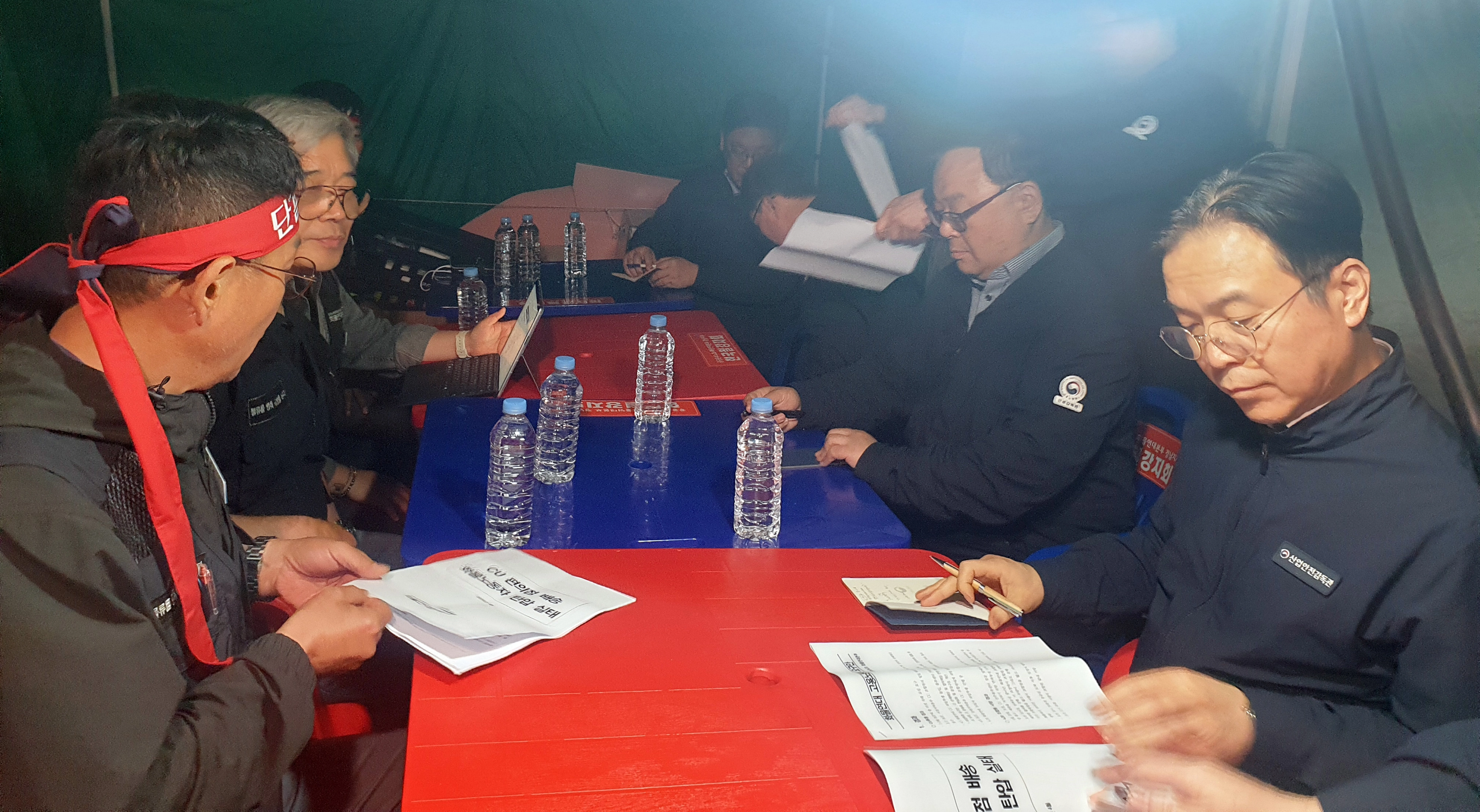 화물연대 집회 현장 찾은 노동부 장관  20일 오후 김영훈 고용노동부 장관이 경남 진주시 정촌면 CU 진주물류센터 화물연대 집회 현장을 방문하고 있다. 2026.4.20 연합뉴스