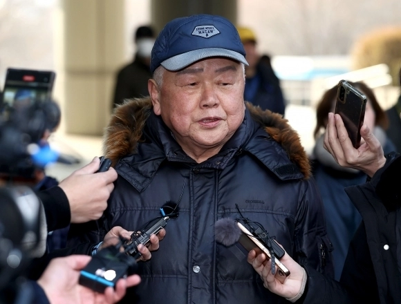 윤석열 대통령의 부인 김건희 여사에 대해 이른바 ‘쥴리 의혹’을 반복해서 제기한 안해욱 전 대한초등학교태권도협회장이 1일 오전 서울 서초구 서울중앙지법에서 열린 정보통신법상 명예훼손 혐의 관련 구속 전 피의자 심문에 출석하고 있다. 2024.2.1 연합뉴스