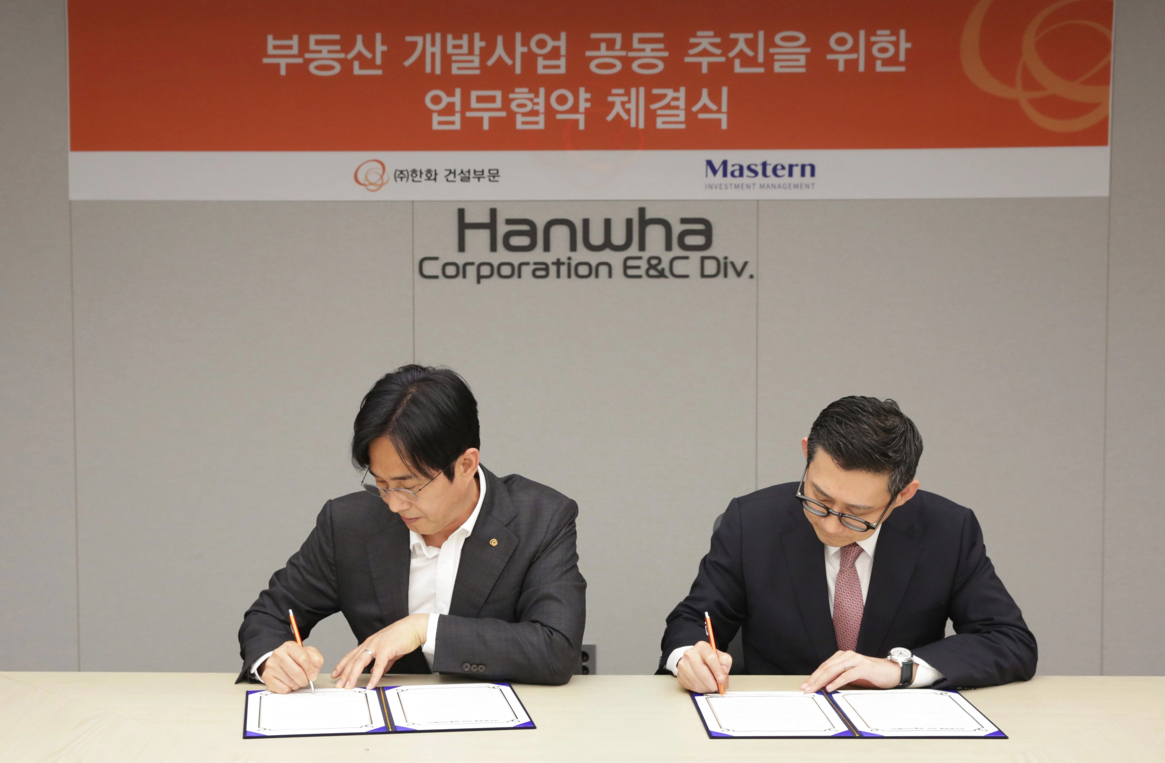 윤성호(왼쪽) 한화 건설부문 개발사업본부장과 박경배 마스턴투자운용 국내1부문 대표가 20일 서울 중구 장교동 한화빌딩에서 ‘부동산 개발사업 공동 추진을 위한 업무협약’을 체결하고 있다. 한화 건설부문 제공