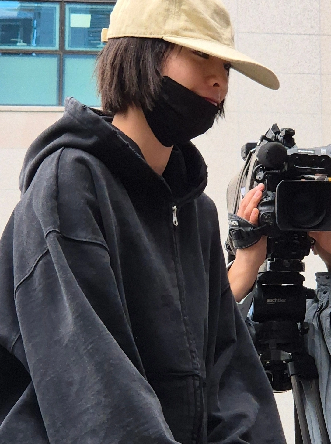 애프터스쿨 출신 가수이자 배우인 나나(35)가 21일 경기 의정부지방법원 남양주지원에 증인으로 출석하고 있다. 나나는 지난해 11월 15일 구리시 아천동 소재 자택에서 흉기 강도 피해를 입었다. 2026.4.21 뉴스1