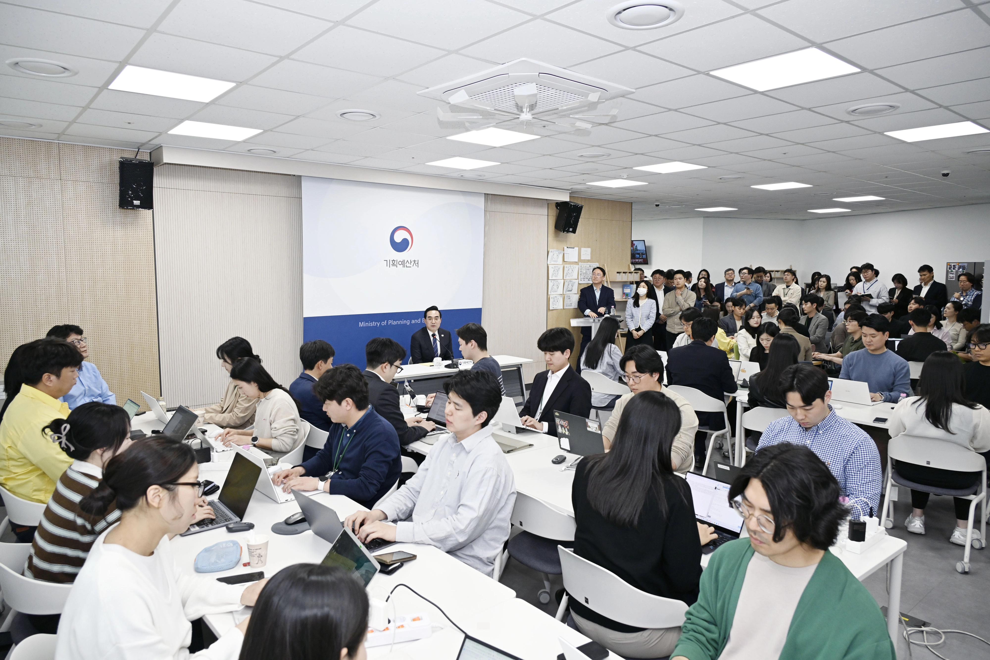 박홍근 기획예산처 장관이 21일 정부세종청사에서 열린 ‘기획예산처 출입 기자단 간담회’에서 질의에 대한 답변을 하고 있다. 기획처 제공