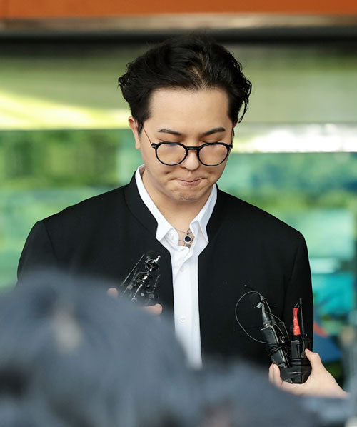 ‘부실 복무’ 혐의를 받는 송민호가 21일 서울 마포구 서울서부지방법원에서 열린 1차 공판을 마친 뒤 준비된 차량으로 이동하고 있다. 2026.4.21 뉴스1