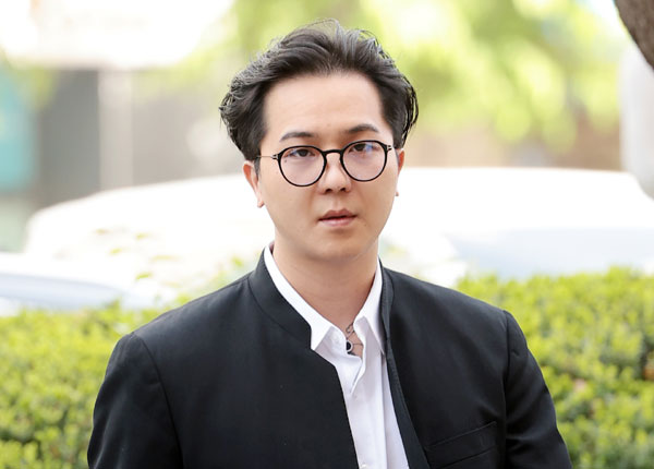 ‘부실 복무’ 혐의를 받는 송민호가 21일 서울 마포구 서울서부지방법원에서 열린 1차 공판에 출석하고 있다. 2026.4.21 뉴스1