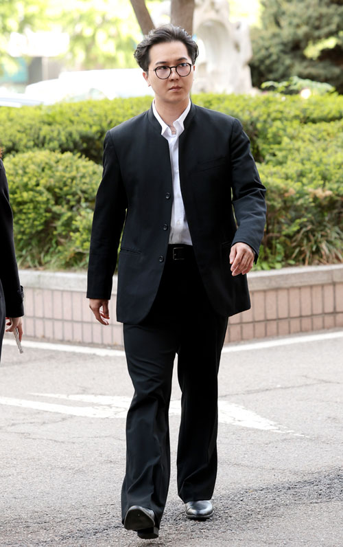 ‘부실 복무’ 혐의를 받는 송민호가 21일 서울 마포구 서울서부지방법원에서 열린 1차 공판에 출석하고 있다. 2026.4.21 뉴스1