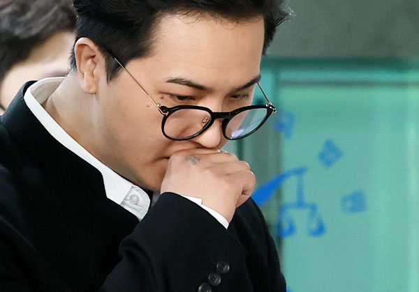 ‘부실 복무’ 혐의를 받는 송민호가 21일 서울 마포구 서울서부지방법원에서 열린 1차 공판을 마친 뒤 귀가하고 있다. 서울서부지법 형사10단독으로 열린 이날 공판에서 검찰은 송민호에게 징역 1년 6개월 구형했다. 2026.4.21 뉴스1