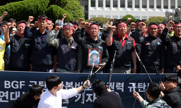 민주노총 공공운수노조 화물연대가 21일 오전 경남 창원시 의창구 경남경찰청 앞에서 전날 조합원 사상 사고와 관련해 긴급 기자회견을 하고 있다. 2026.4.21  연합뉴스