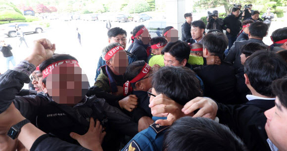민주노총 공공운수노조 화물연대가 21일 오전 경남 창원시 의창구 경남경찰청 입구에서 경남청장 면담을 요구하고 있다. 2026.4.21  연합뉴스