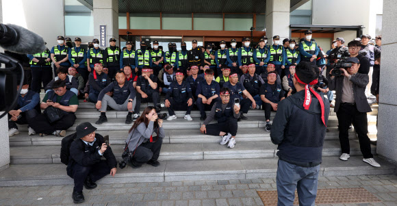 민주노총 공공운수노조 화물연대가 21일 오전 경남 창원시 의창구 경남경찰청 입구에서 경남청장 면담을 요구하고 있다. 2026.4.21  연합뉴스