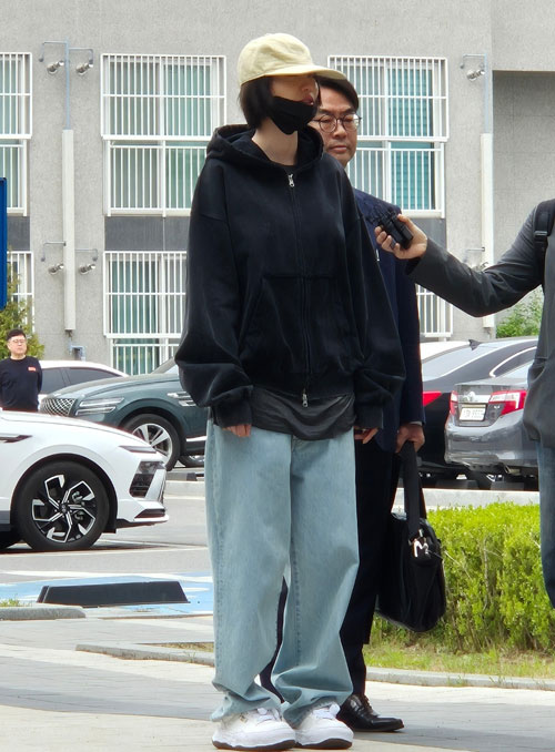 애프터스쿨 출신 가수이자 배우인 나나(35)가 21일 경기 의정부지방법원 남양주지원에 증인으로 출석하고 있다. 나나는 지난해 11월 15일 구리시 아천동 소재 자택에서 흉기 강도 피해를 입었다. 2026.4.21 뉴스1