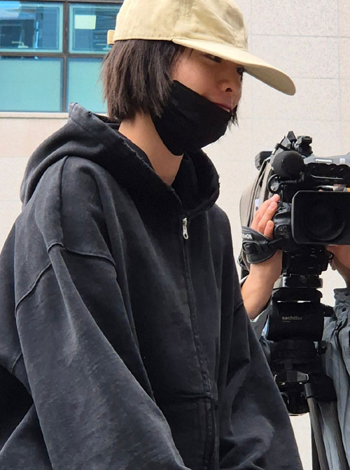 애프터스쿨 출신 가수이자 배우인 나나(35)가 21일 경기 의정부지방법원 남양주지원에 증인으로 출석하고 있다. 나나는 지난해 11월 15일 구리시 아천동 소재 자택에서 흉기 강도 피해를 입었다. 2026.4.21 뉴스1