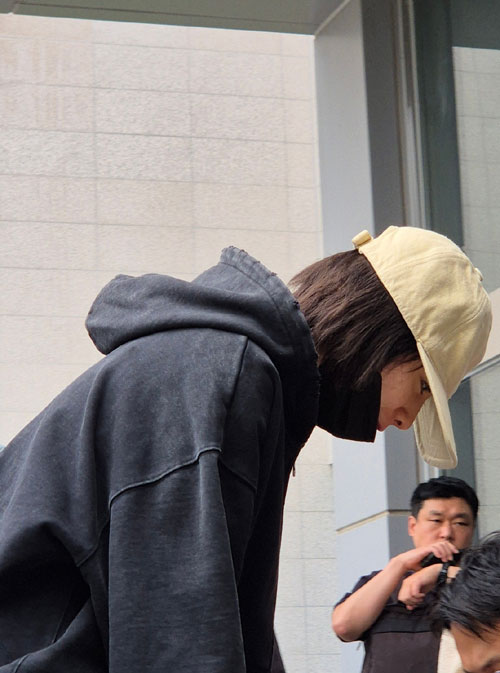애프터스쿨 출신 가수이자 배우인 나나(35)가 21일 경기 의정부지방법원 남양주지원에 증인으로 출석하고 있다. 나나는 지난해 11월 15일 구리시 아천동 소재 자택에서 흉기 강도 피해를 입었다. 2026.4.21 뉴스1