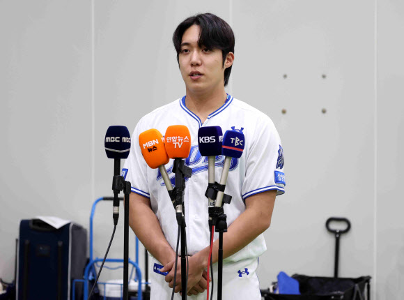 21일 오후 대구 삼성라이온즈 파크에서 삼성 라이온즈 투수 원태인이 지난 19일 열린 LG 트윈스와의 경기에서 자신이 격한 감정을 표출한 것과 관련해 사과의 뜻을 밝히고 있다. 2026.4.21  연합뉴스