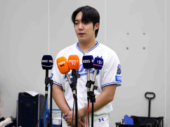 21일 오후 대구 삼성라이온즈 파크에서 삼성 라이온즈 투수 원태인이 지난 19일 열린 LG 트윈스와의 경기에서 자신이 격한 감정을 표출한 것과 관련해 사과의 뜻을 밝히고 있다. 2026.4.21  연합뉴스