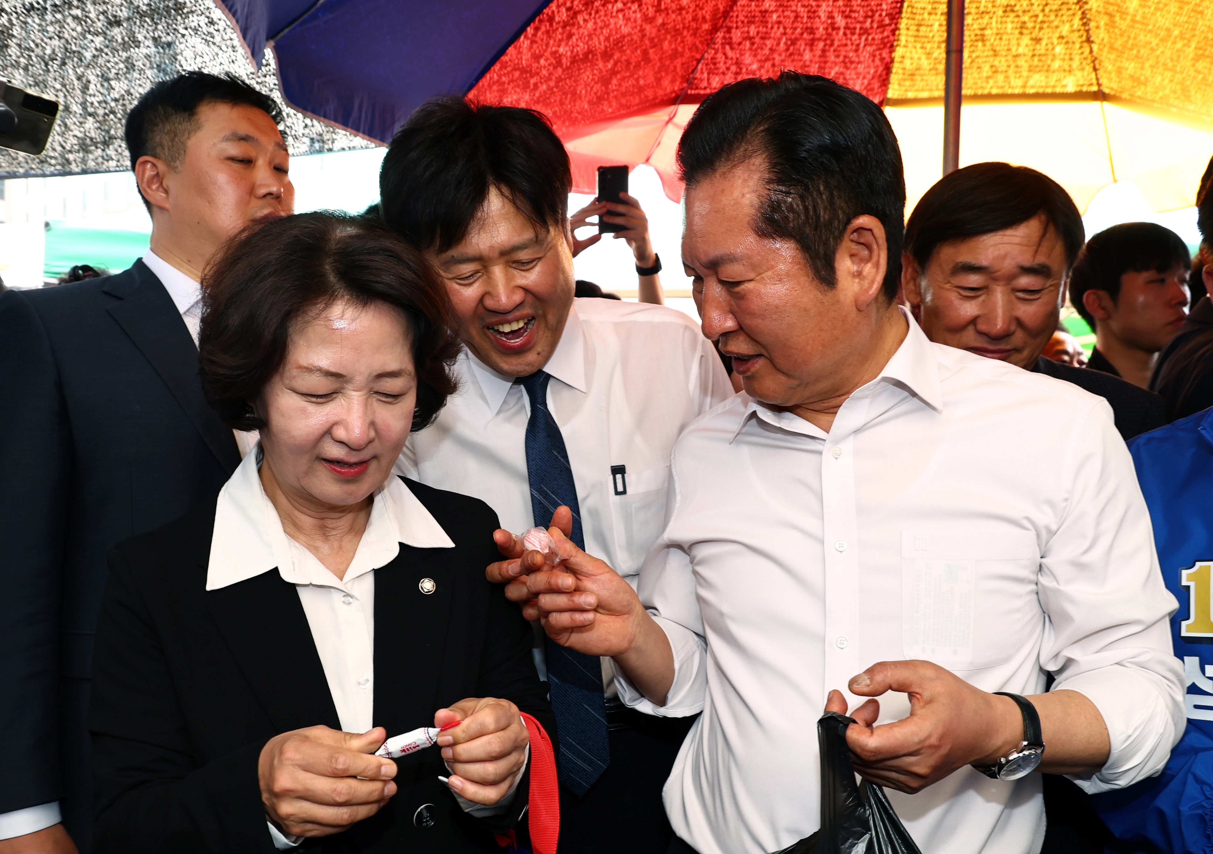 김용에게 사탕 주는 정청래 대표  정청래(오른쪽) 더불어민주당 대표가 지난 19일 경기 성남시 모란시장 민속5일장에서 김용 전 민주연구원 부원장에게 사탕을 전달하고 있다. 2026.4.19