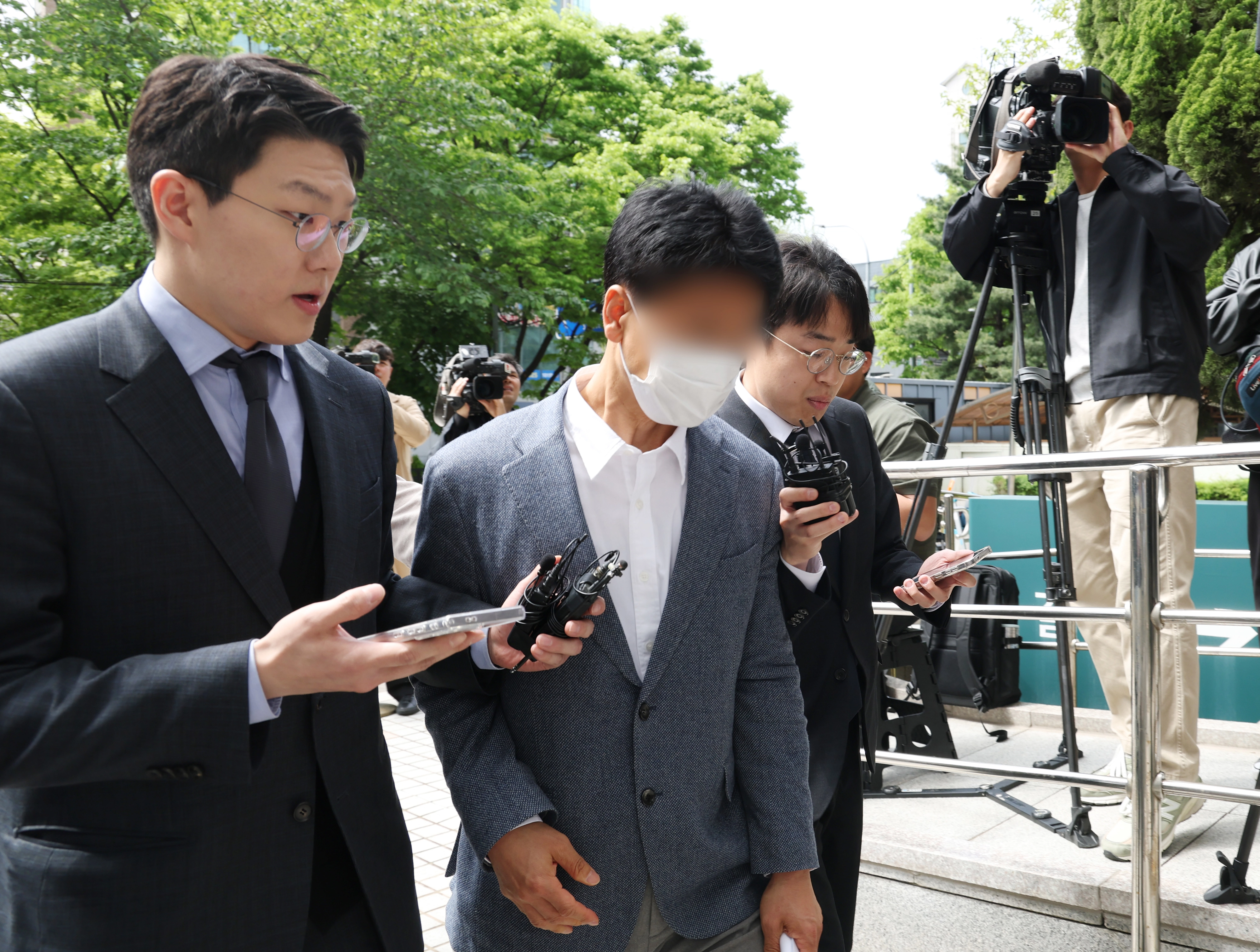 금품을 받고 재력가의 아내인 유명 인플루언서의 사기 사건을 덮은 혐의를 받는 송모 경감이 22일 서울 양천구 남부지법에서 열린 구속 전 피의자 심문(영장실질심사)에 출석하고 있다. 2026.4.22. 연합뉴스