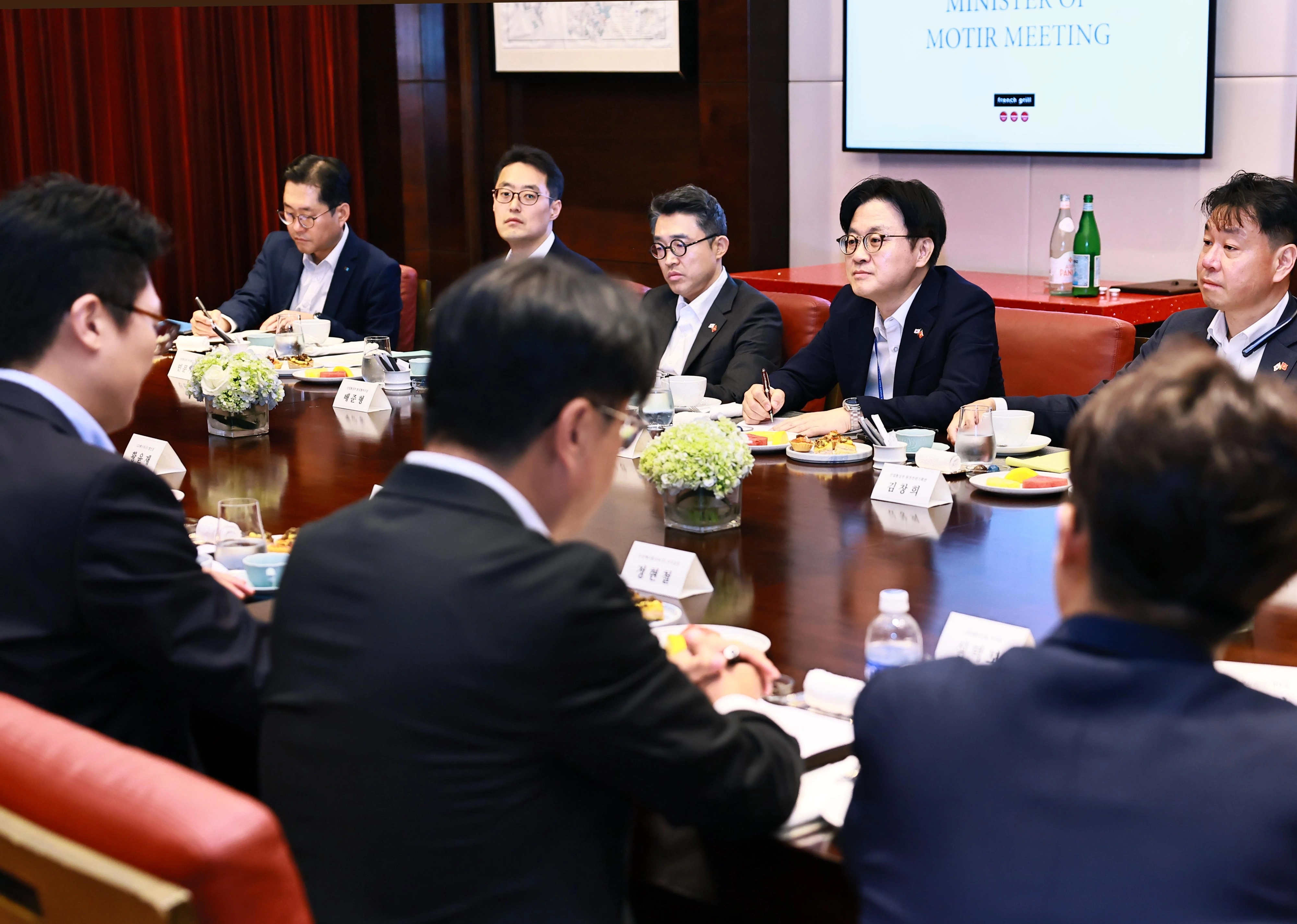 산업부, 원전, 에너지 베트남 진출기업 간담회  김정관 산업통상부 장관이 22일(현지시간) 베트남 하노이 JW 메리어트호텔에서 현대건설, 삼성물산 등 기업 관계자들과 ‘원전, 에너지 베트남 진출기업 간담회’를 하고 있다. 산업통상부 제공