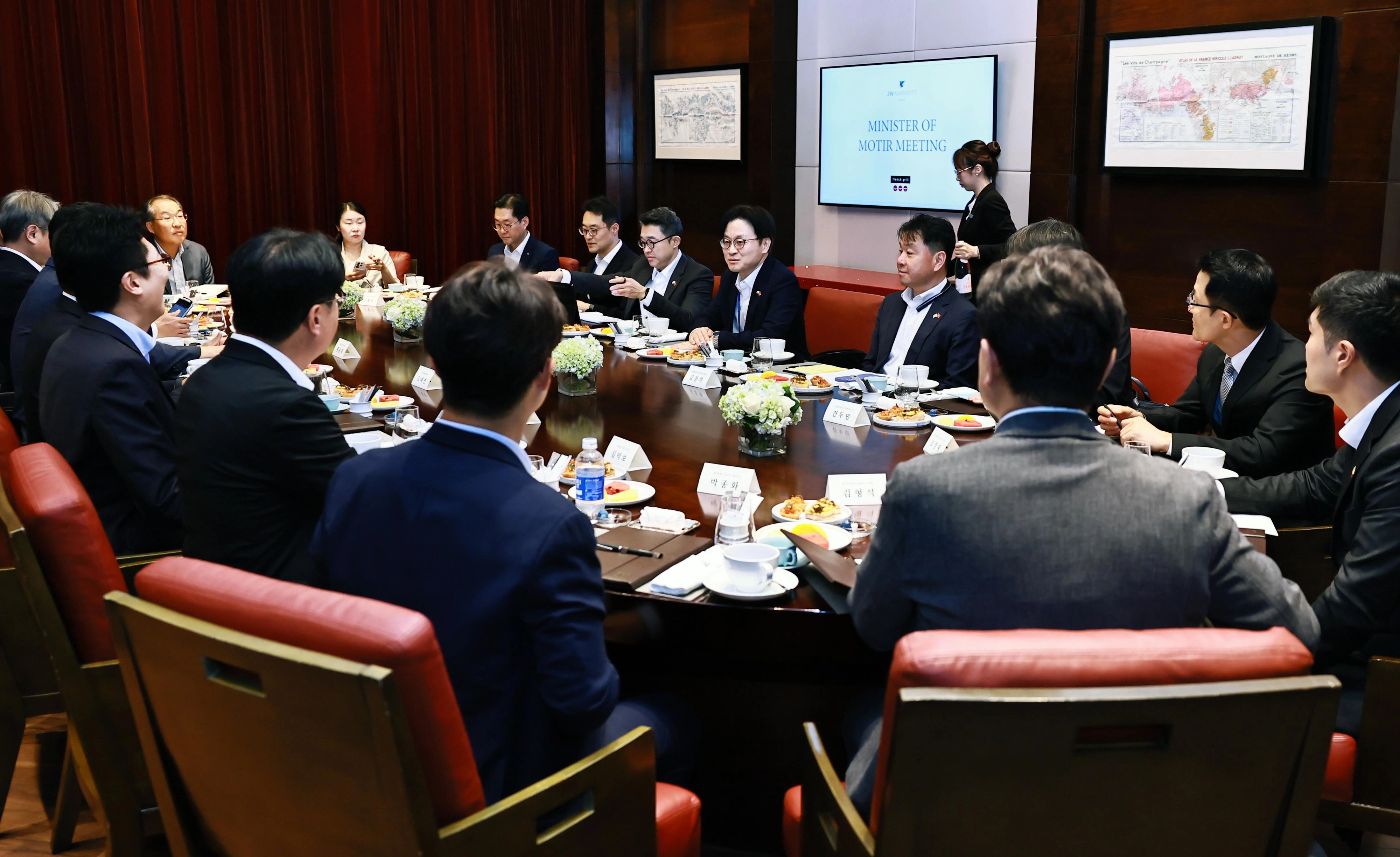 산업부, 원전, 에너지 베트남 진출기업 간담회  김정관 산업통상부 장관이 22일(현지시간) 베트남 하노이 JW 메리어트호텔에서 현대건설, 삼성물산 등 기업 관계자들과 ‘원전, 에너지 베트남 진출기업 간담회’를 하고 있다. 산업통상부 제공
