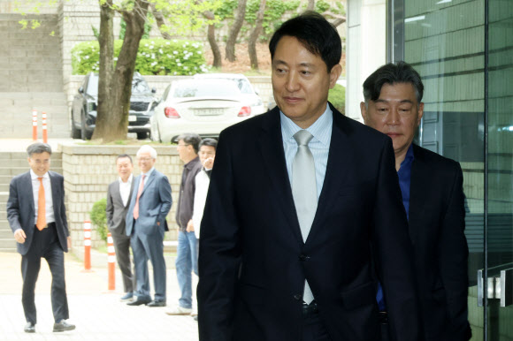 오세훈 서울시장이 22일 서울중앙지법에서 열린 명태균 여론조사 대납 의혹 사건 1심 속행 공판에 출석하고 있다. 2026.4.22 연합뉴스