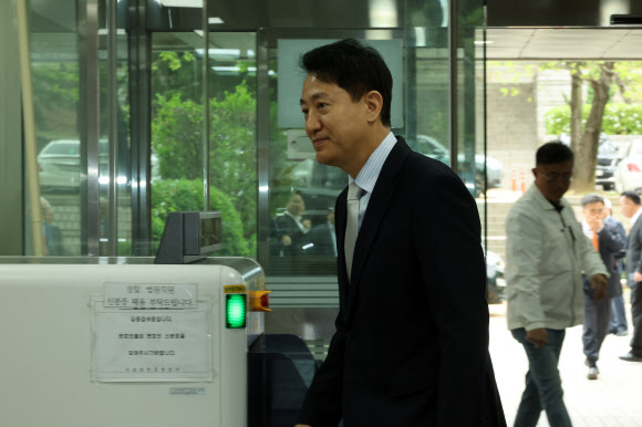 오세훈 서울시장이 22일 서울중앙지법에서 열린 명태균 여론조사 대납 의혹 사건 1심 속행 공판에 출석하고 있다. 2026.4.22 연합뉴스