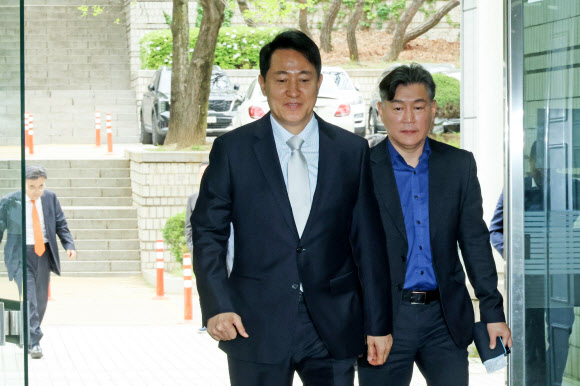 오세훈 서울시장이 22일 서울중앙지법에서 열린 명태균 여론조사 대납 의혹 사건 1심 속행 공판에 출석하고 있다. 2026.4.22 연합뉴스