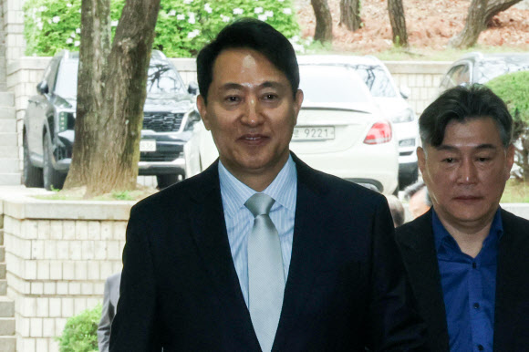 오세훈 서울시장이 22일 서울중앙지법에서 열린 명태균 여론조사 대납 의혹 사건 1심 속행 공판에 출석하고 있다. 2026.4.22 연합뉴스