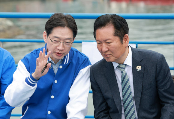 더불어민주당 정청래 대표(오른쪽)가 22일 경남 통영시 욕지도에서 탑승한 여객선에서 열린 선상 최고위원회의에 참석, 김경수 경남도지사 후보와 대화하고 있다. 2026.4.22 연합뉴스