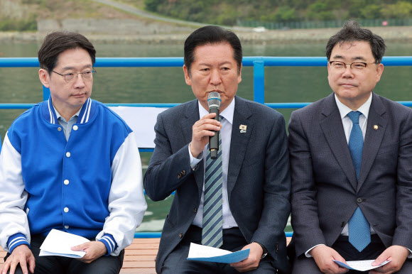 더불어민주당 정청래 대표가 22일 경남 통영시 욕지도에서 탑승한 여객선에서 열린 선상 최고위원회의에 참석해 발언하고 있다. 2026.4.22 연합뉴스