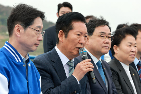 더불어민주당 정청래 대표가 22일 경남 통영시 욕지도에서 탑승한 여객선에서 열린 선상 최고위원회의에 참석해 발언하고 있다. 2026.4.22 연합뉴스